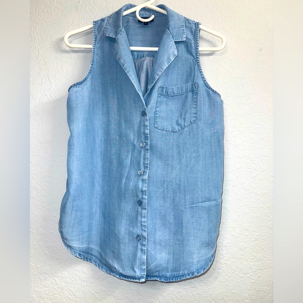 Who What Wear Blue Sleeveless Button Down Shirt